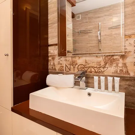 Siennicka Old 3 Bright With Balcony Close To The Center By Renters *